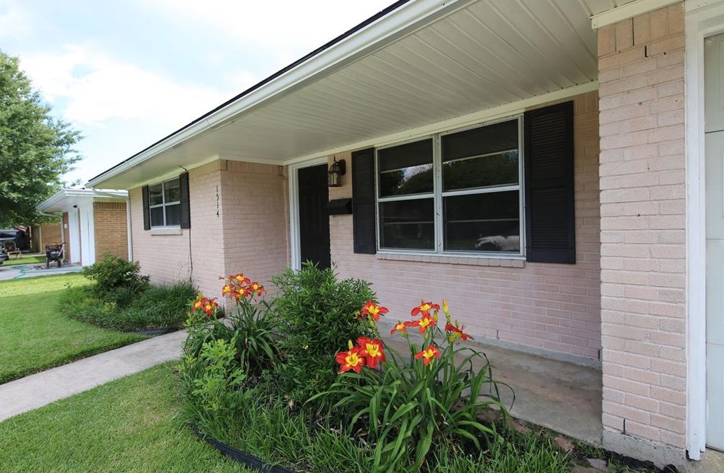 1514 Echols Dr, Baytown TX  77520-5600 exterior