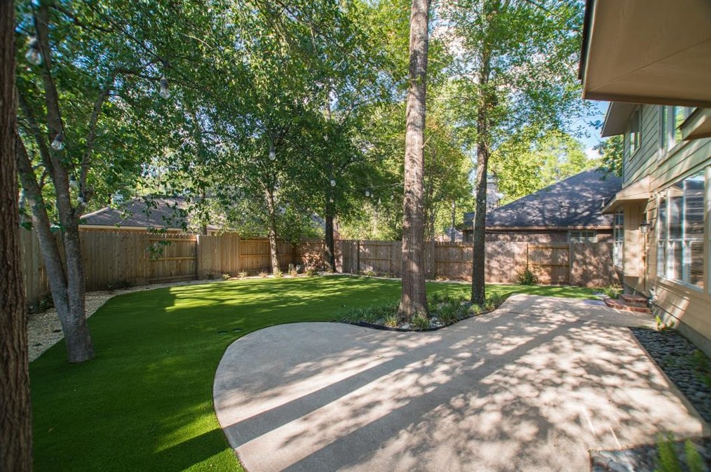10 Bonnaire Dr, Spring TX  77382-1615 exterior