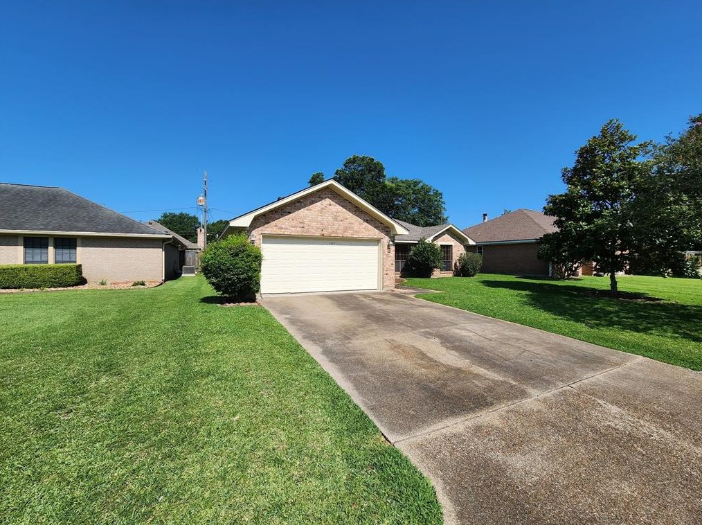 1217 Meadowridge Dr, Beaumont, TX 77706-3801