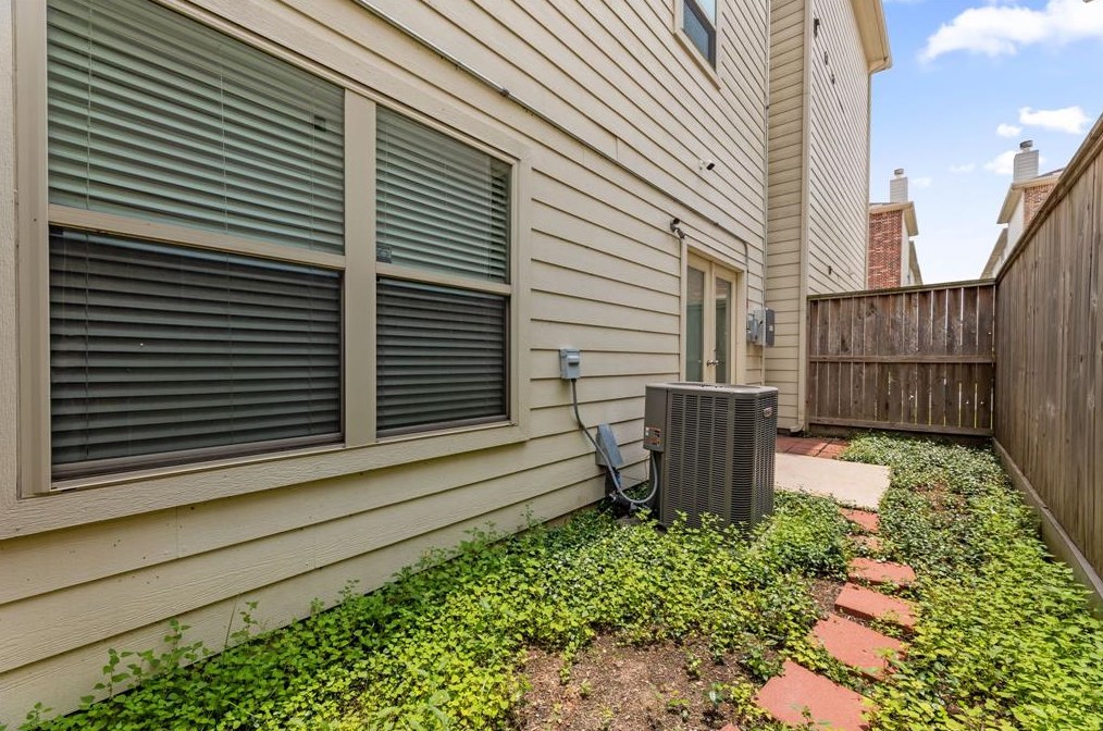 3622 Main Plaza Dr, Houston TX  77025-5943 exterior