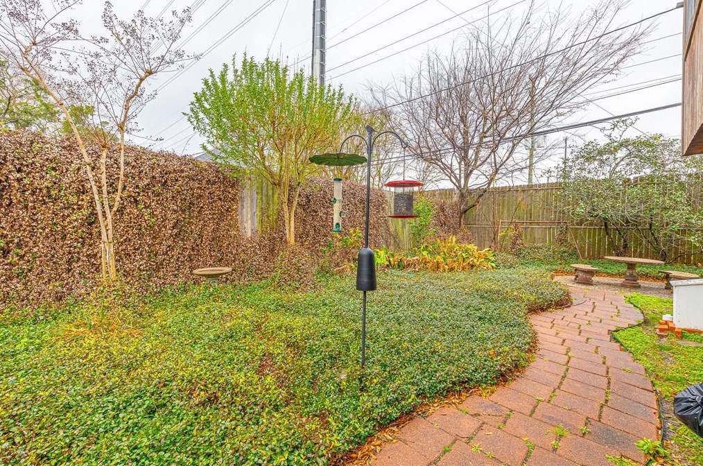 2102 Banks St, Houston TX 77098-5406 exterior