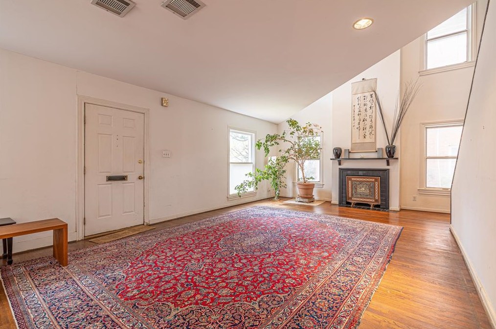 2102 Banks St, Houston TX 77098-5406 exterior