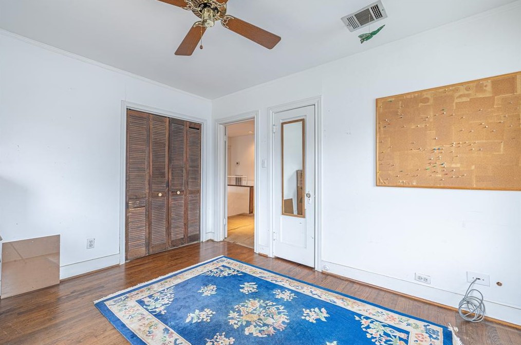 2102 Banks St, Houston TX 77098-5406 exterior