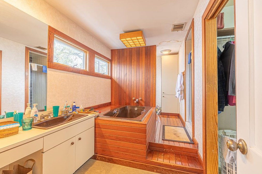 2102 Banks St, Houston TX 77098-5406 exterior