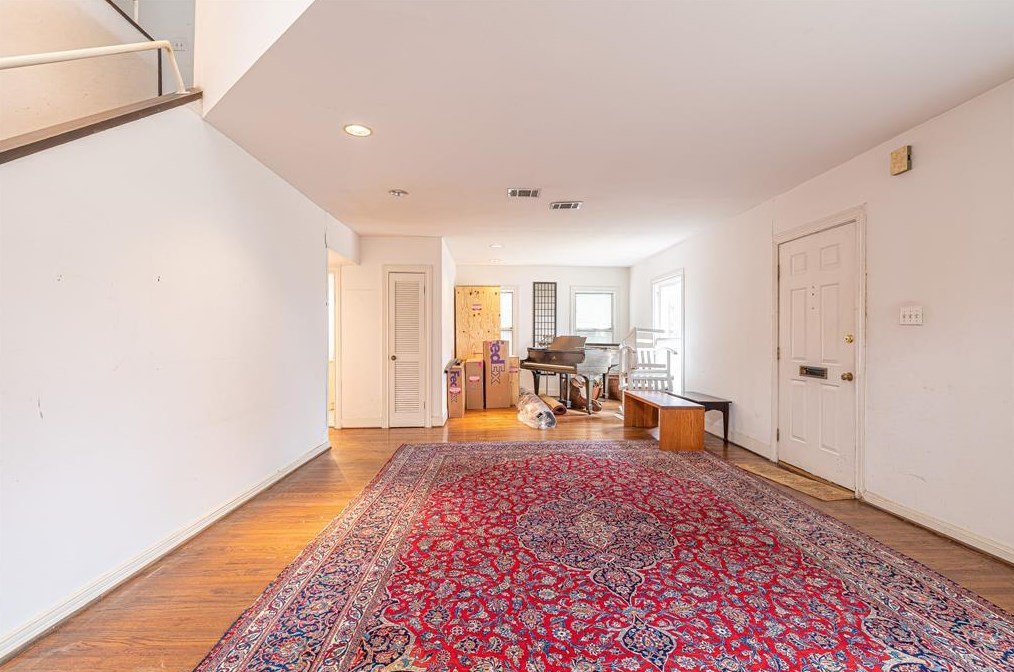 2102 Banks St, Houston TX 77098-5406 exterior