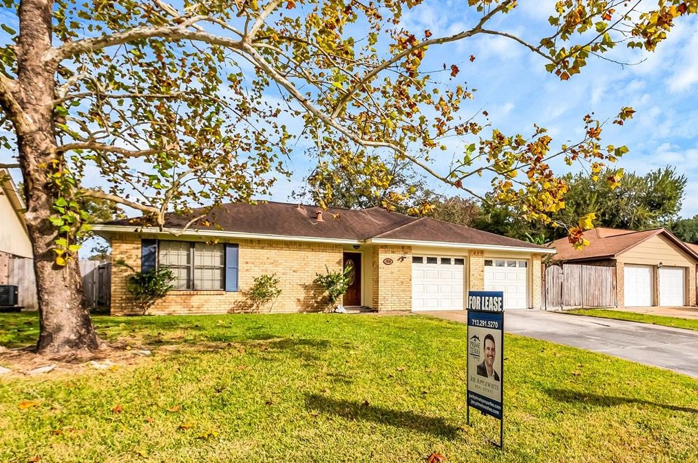 2316 Colonial Ct S, League City, TX 77573