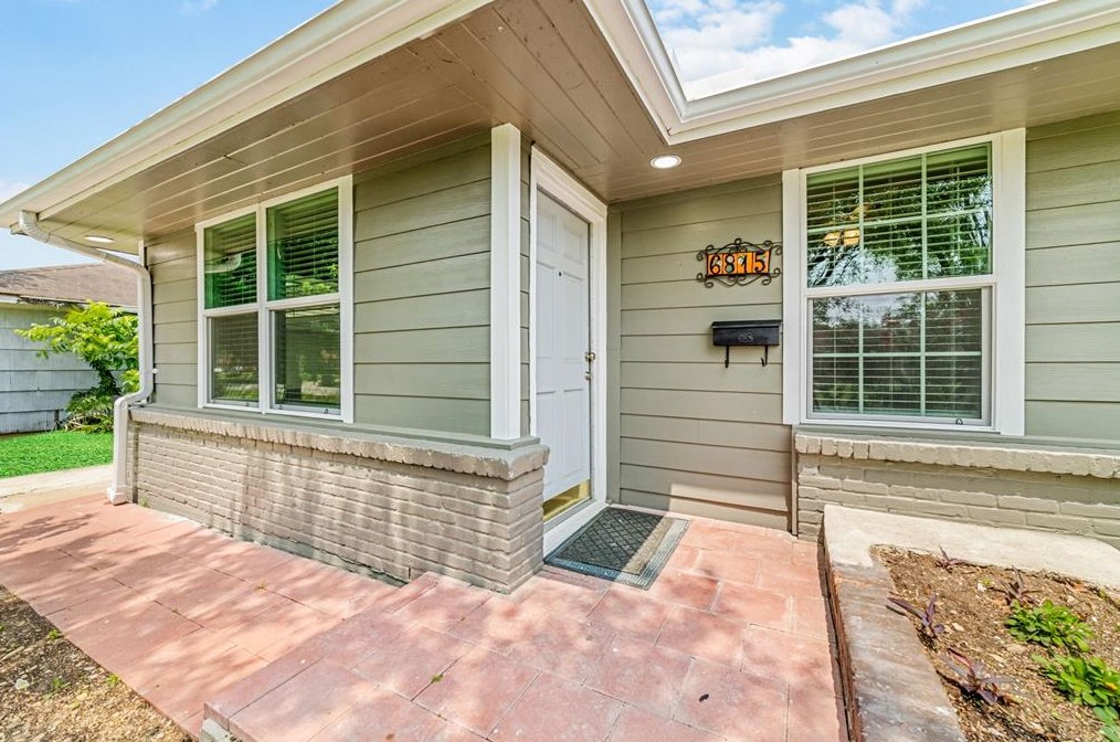 6815 Kingsway Dr, Houston, TX 77087-5136