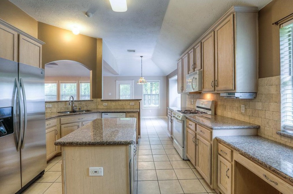 30 Florian Ct, Conroe TX  77385-3460 exterior