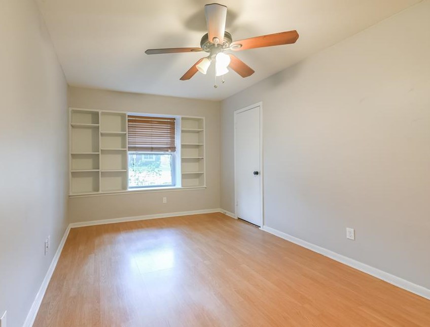 15518 Diana Ln, Houston TX  77062-5714 exterior