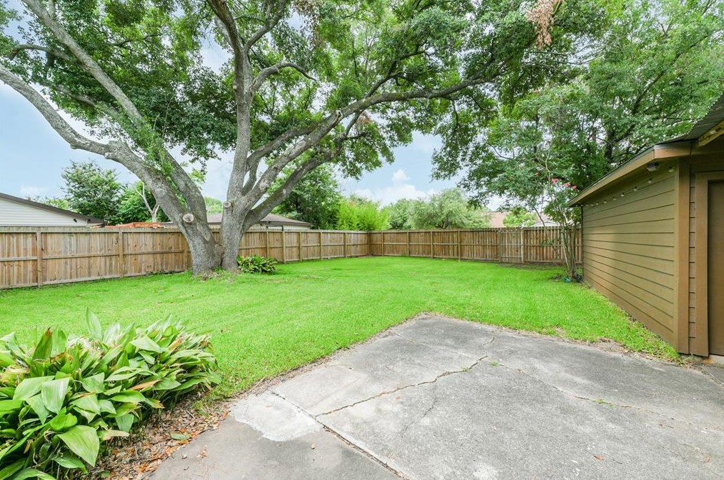 15518 Diana Ln, Houston TX  77062-4014 exterior