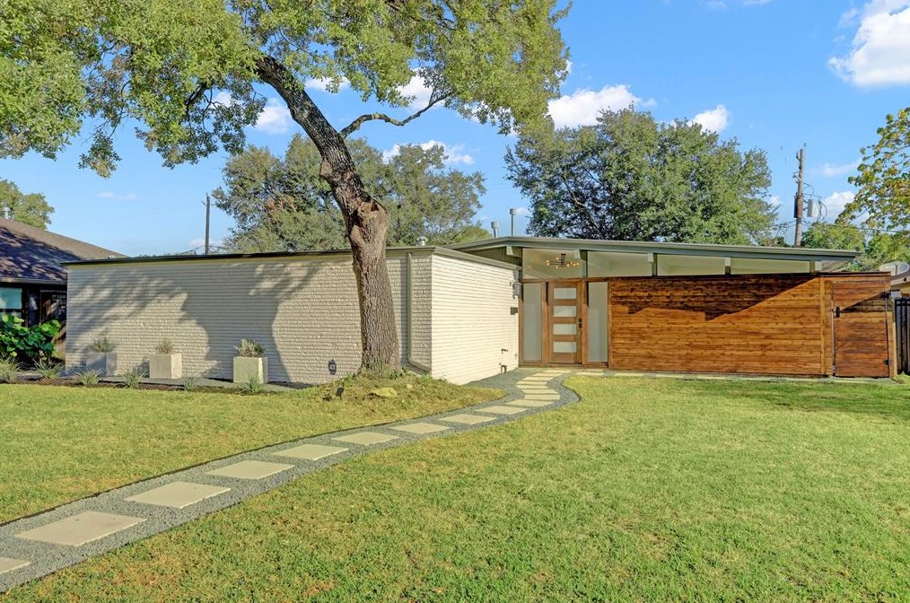 5434 Briarbend Dr, Houston, TX 77096-5002