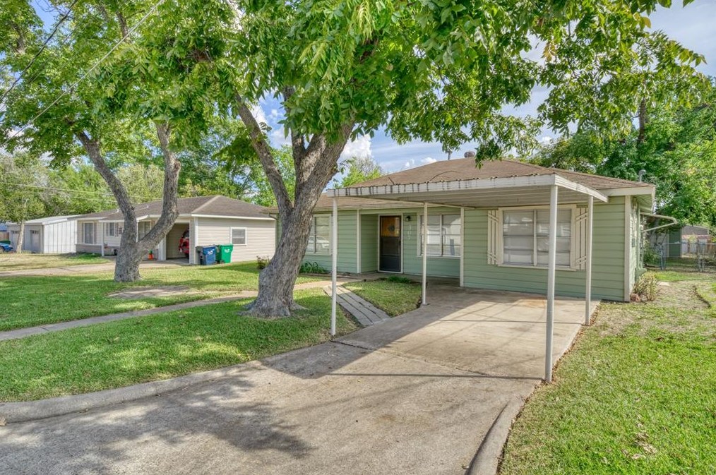 307 Sayles St, Brenham, TX 77833-2345
