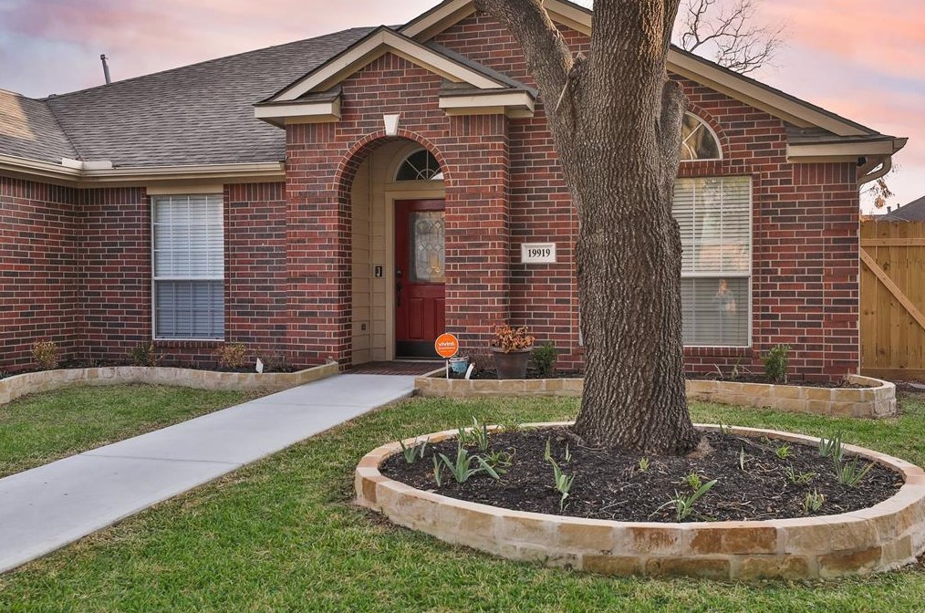 19919 Upland Creek Dr, Katy TX  77449-7488 exterior