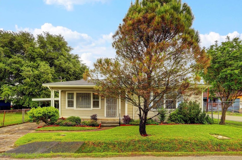 3025 Adelia St, Houston, TX 77026