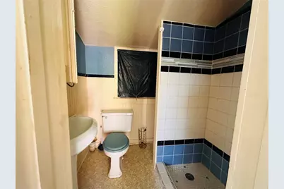 1002 Hopkins Street, Yoakum, TX 77995 - Photo 14