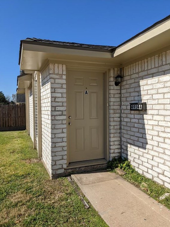 4914 Heatherbrook Dr, Houston TX  77045-5344 exterior