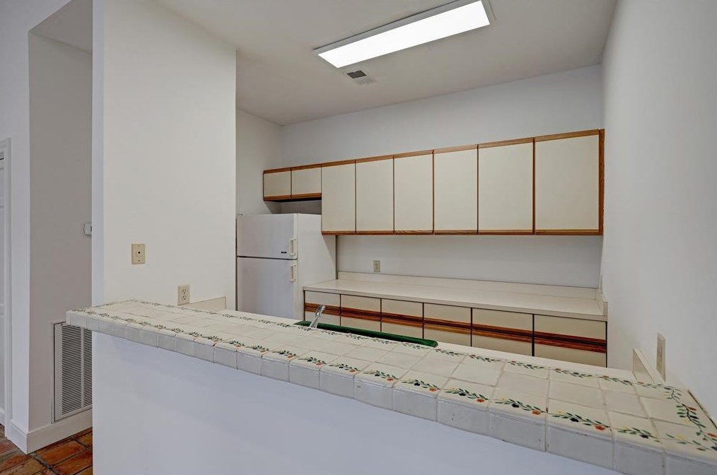 2407 Dryden Rd, Houston TX 77030-1001 exterior