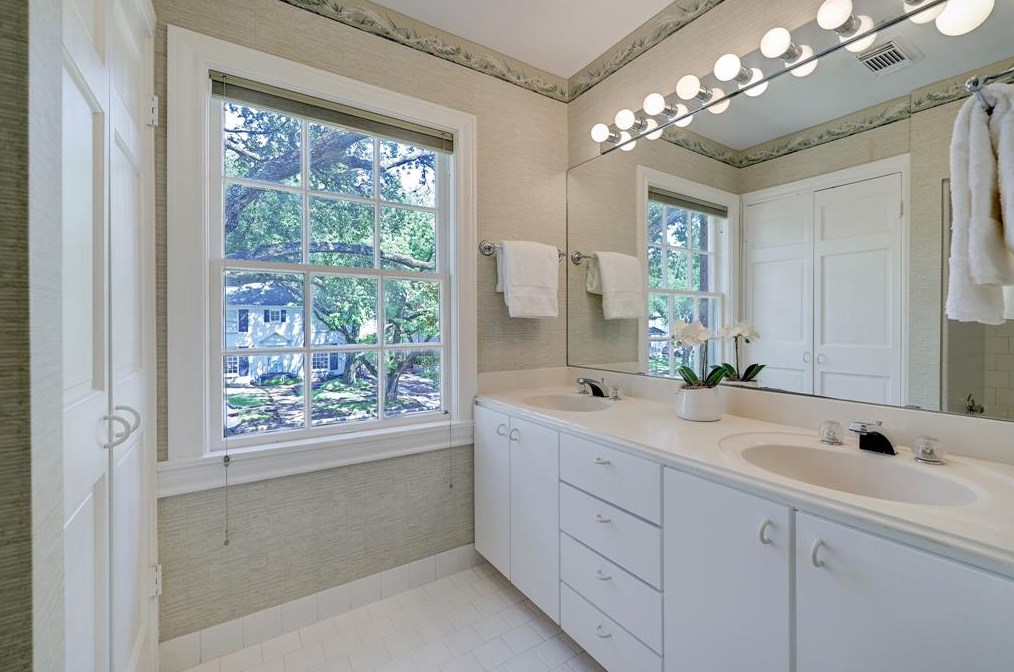 2407 Dryden Rd, Houston TX 77030-1001 exterior