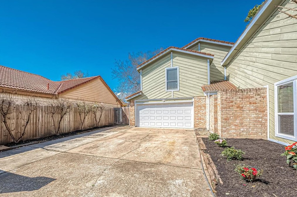 6034 Gallant Forest Dr, Houston TX  77088-2307 exterior