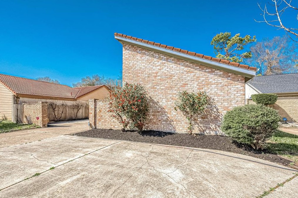 6034 Gallant Forest Dr, Houston, TX 77088