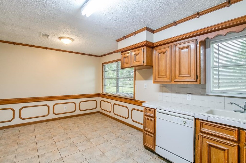 6106 Moss Oaks Dr, Houston TX  77050-3624 exterior