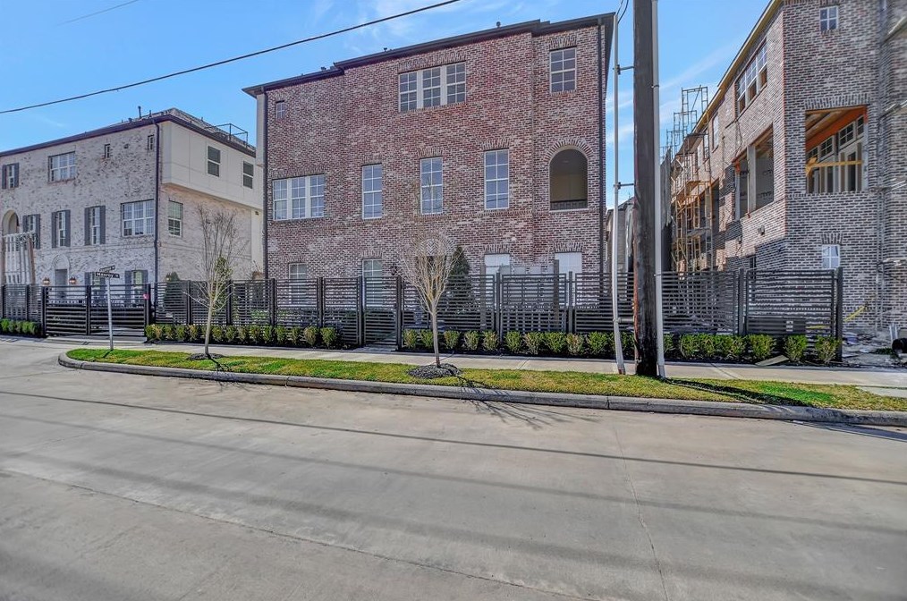 2705 Maxroy St, Houston, TX 77007-1056