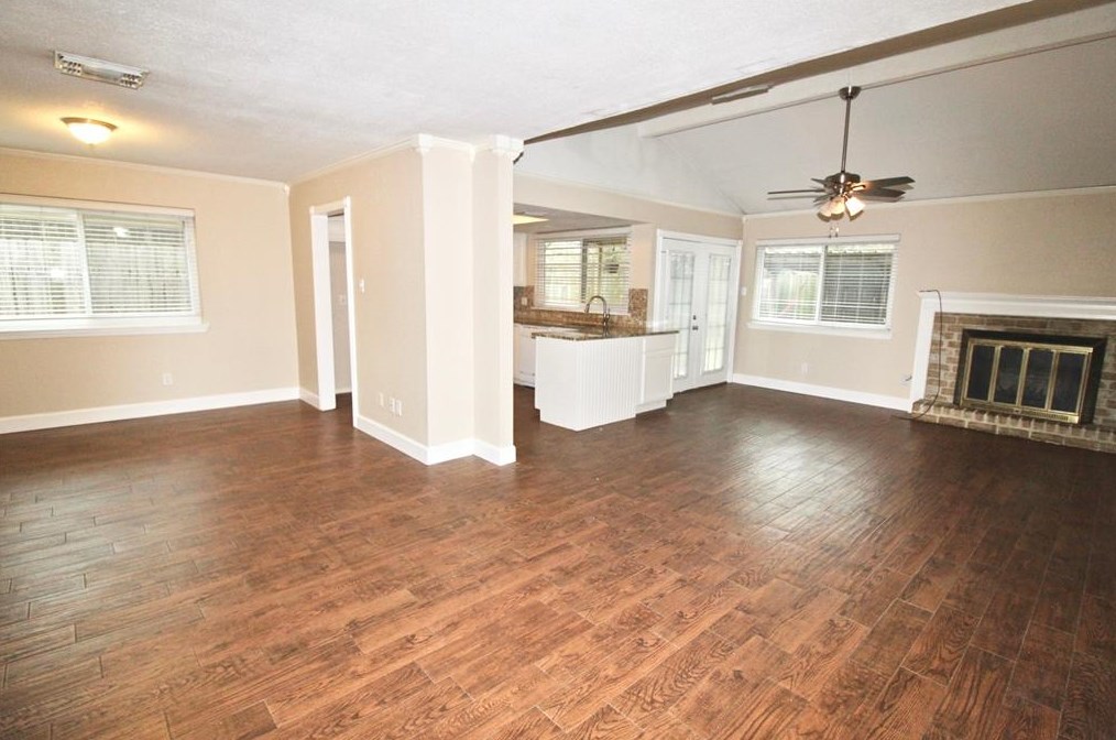 1147 Pinecroft Dr, Sugar Land, TX 77498