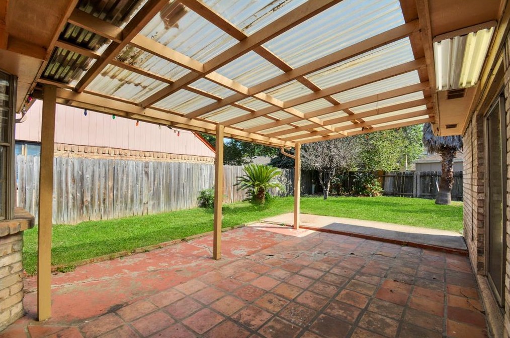 16103 Alta Mesa Dr, Houston TX 77083-1105 exterior