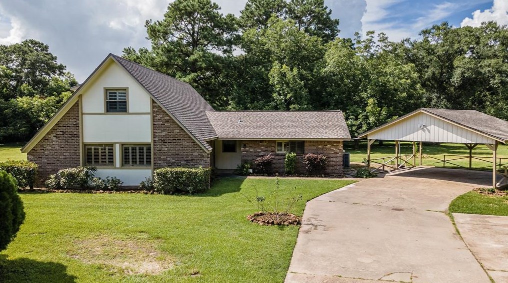 110 Stag Miller Rd, Highlands, TX 77562