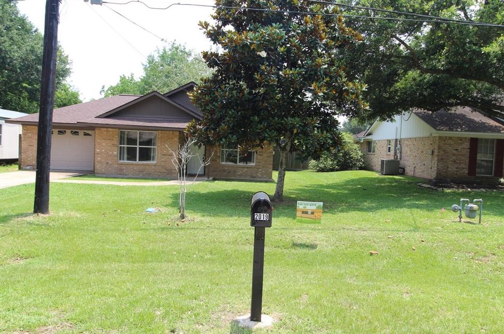 2019 Dewey St, Waller, TX 77484-8411