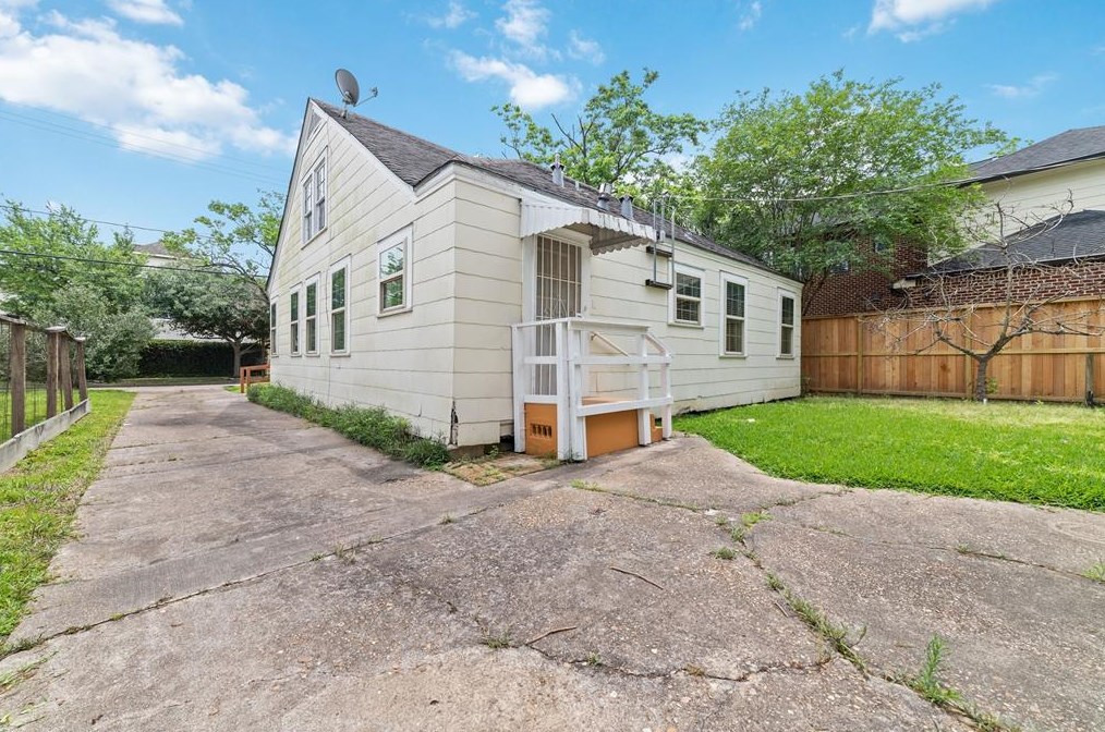 6614 Weslayan, Houston TX  77005-1047 exterior