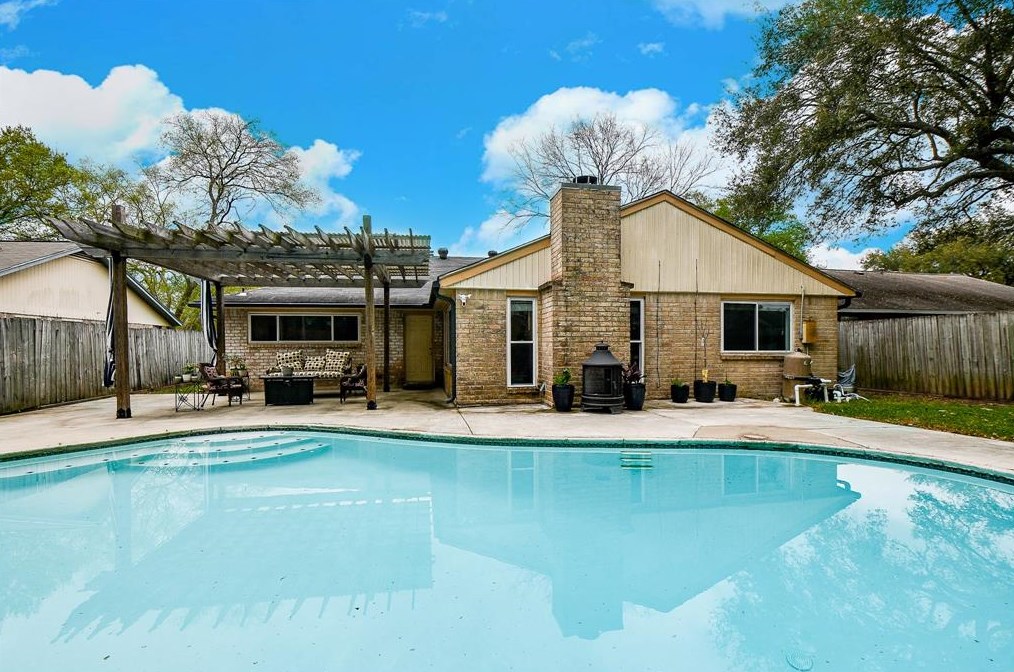 2835 Heritage Bend Dr, Houston, TX 77598