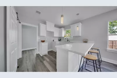 207 E Gulf Street, Baytown, TX 77520 - Photo 4