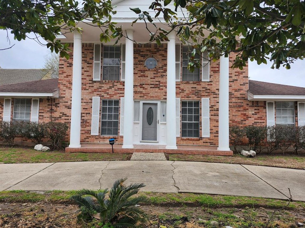 10702 Valley Hills Dr, Houston, TX 77071