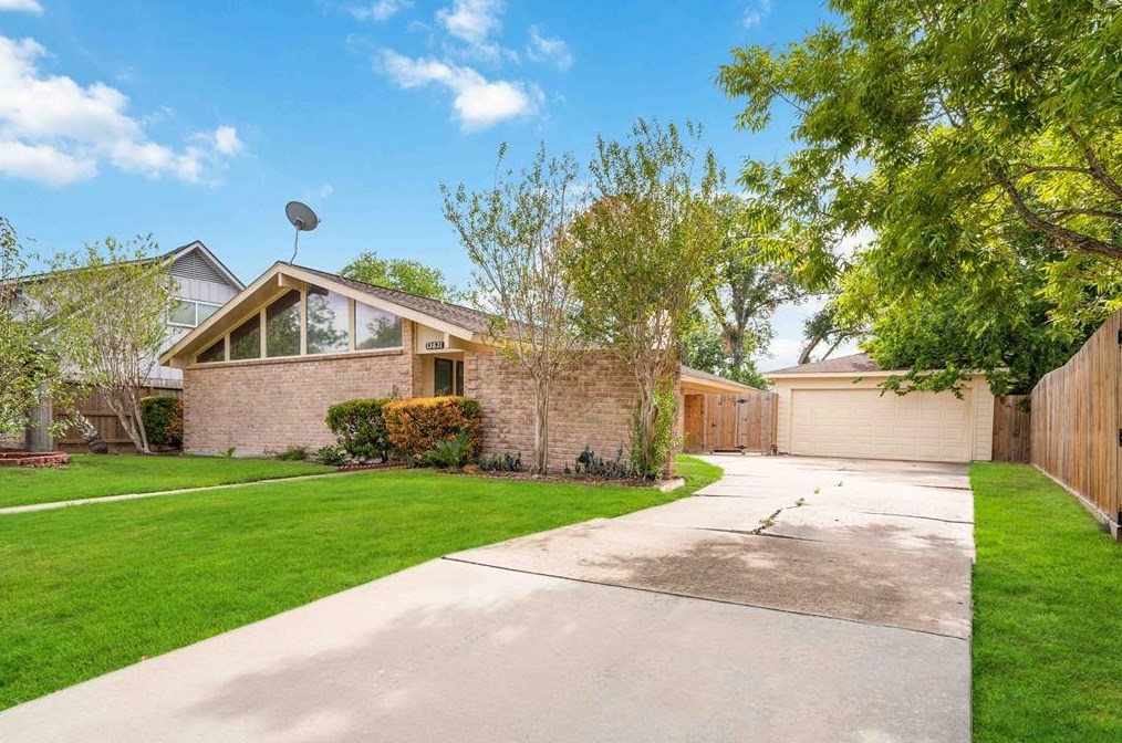 13831 Vinehill Dr, Sugar Land, TX 77498