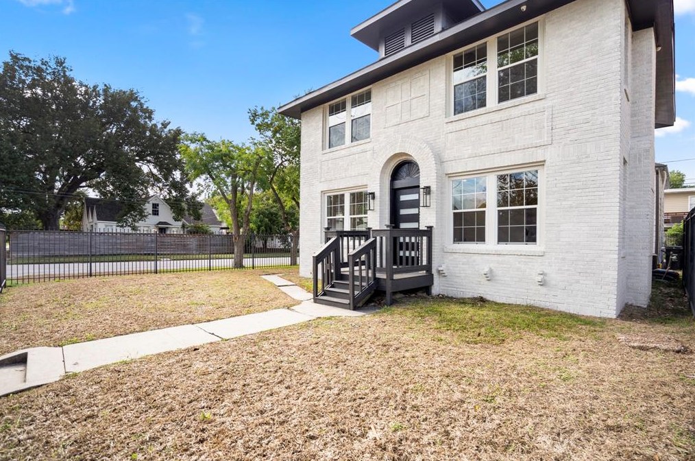 2520 Barbee St, Houston, TX 77004-5280