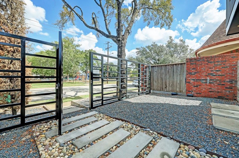836 27th St, Houston, TX 77009-1014