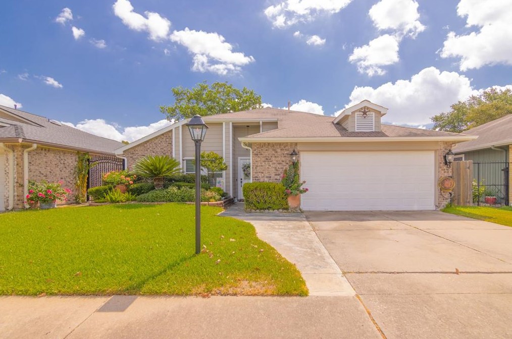 7407 Caddo Lake Ln, Houston, TX 77083-4807