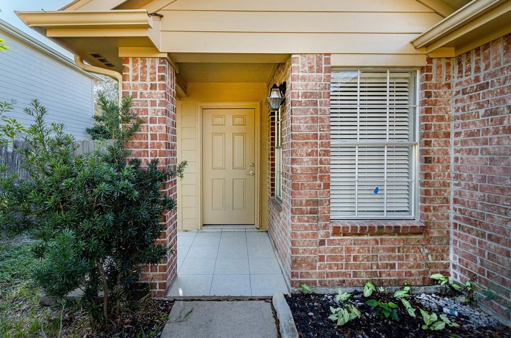2231 Falling Oaks Rd, Houston TX  77038-4018 exterior