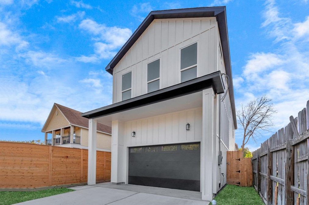 3313 Delhi St, Houston, TX 77022-5135