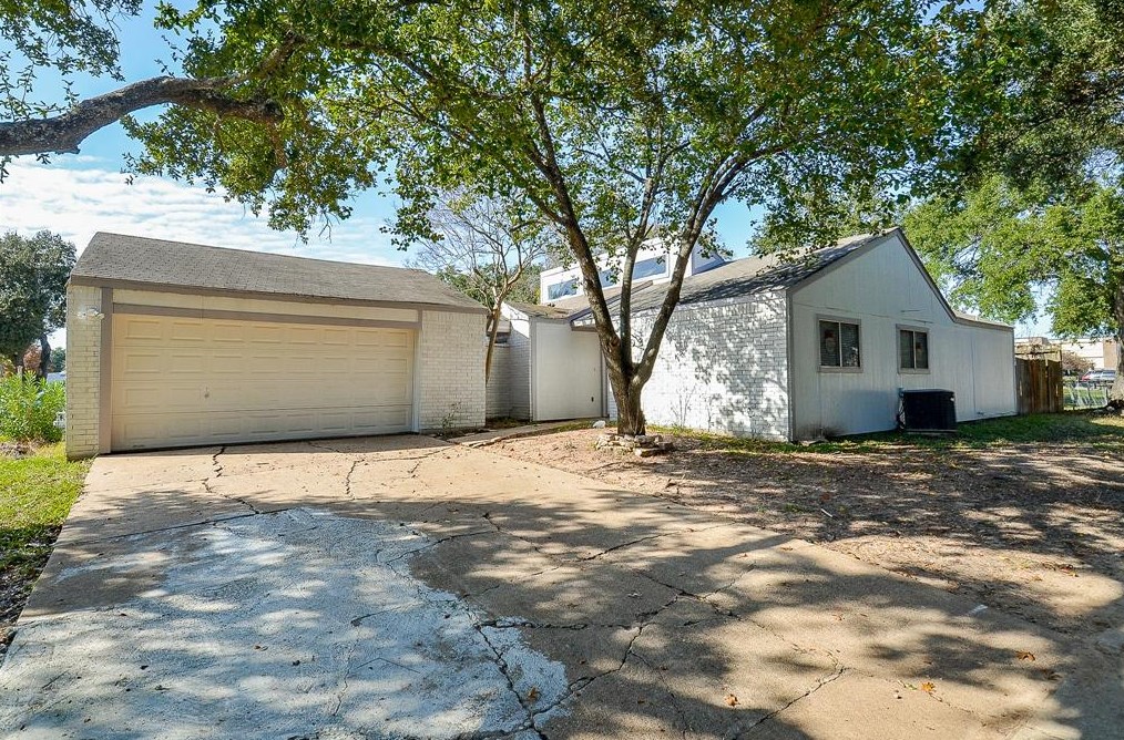 11202 Bandlon Dr, Houston, TX 77072