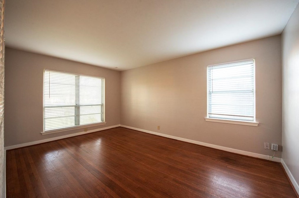 5862 Thrush Dr, Houston TX  77033-2228 exterior