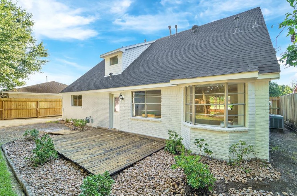 10910 Sageorchard Ln, Houston TX  77089-3918 exterior