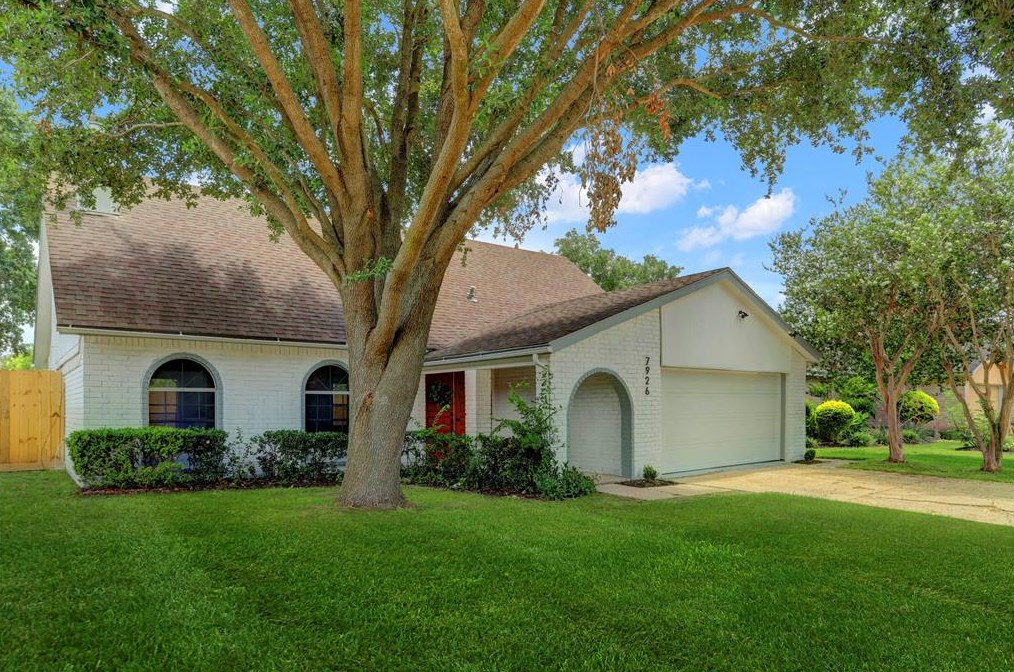 7926 Windy Creek Dr, Houston, TX 77040
