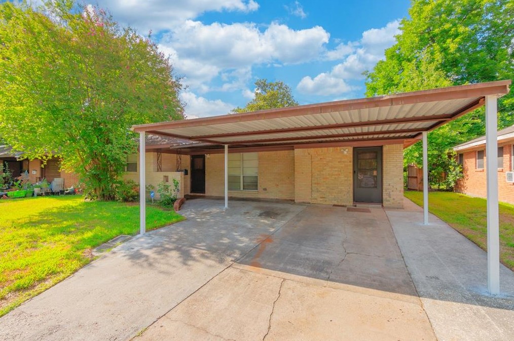 130 Bizerte St, Houston, TX 77022-1508