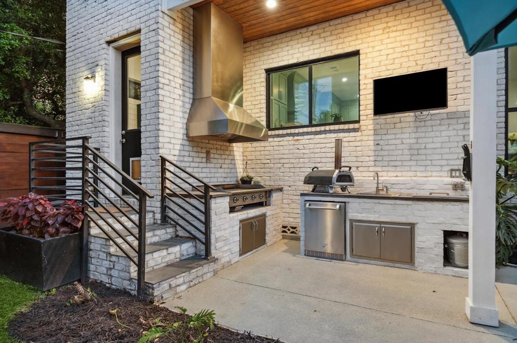 1906 Swift Blvd, Houston TX  77030-1807 exterior