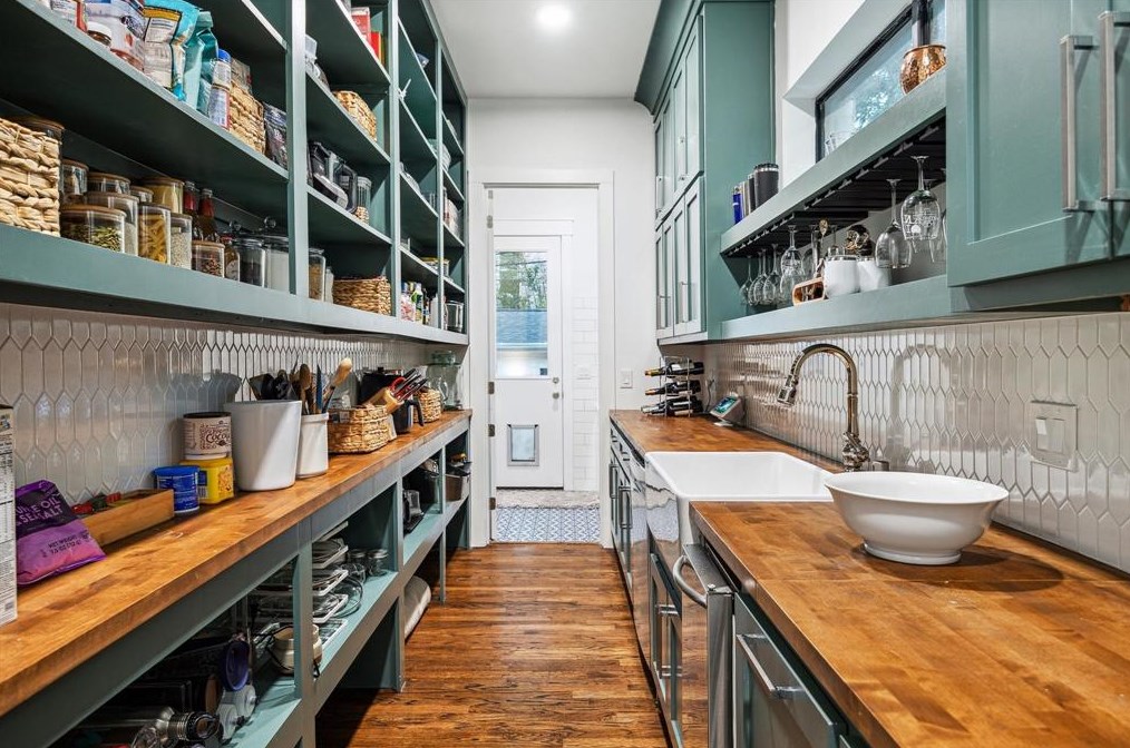 1906 Swift Blvd, Houston TX  77030-1807 exterior