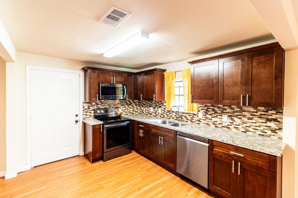 1106 5th St, Hempstead, TX 77445