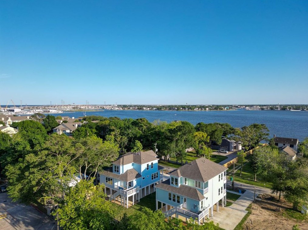 2926 Seargent St, Taylor Lake Village, TX 77586