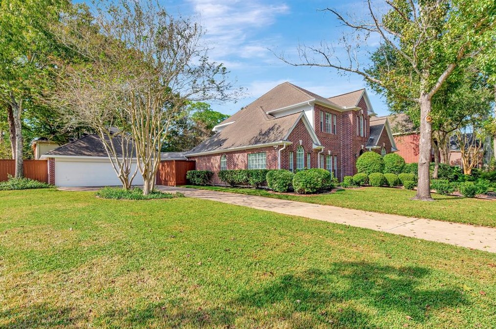 1007 Live Oak Ln, Taylor Lake Village, TX 77586